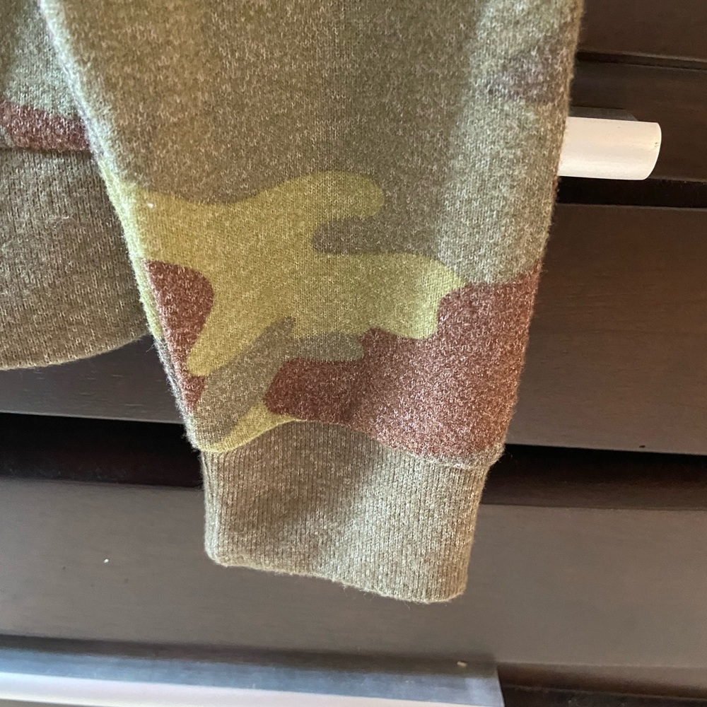 ABOUND SWEATSHIRT in TRENDY OLIVE CAMO PRINT NWT - Picture 6 of 7